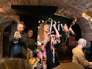 Catharina Arp – Camille Bertault: Stimme zwischen Virtuosität und Erzählkunst